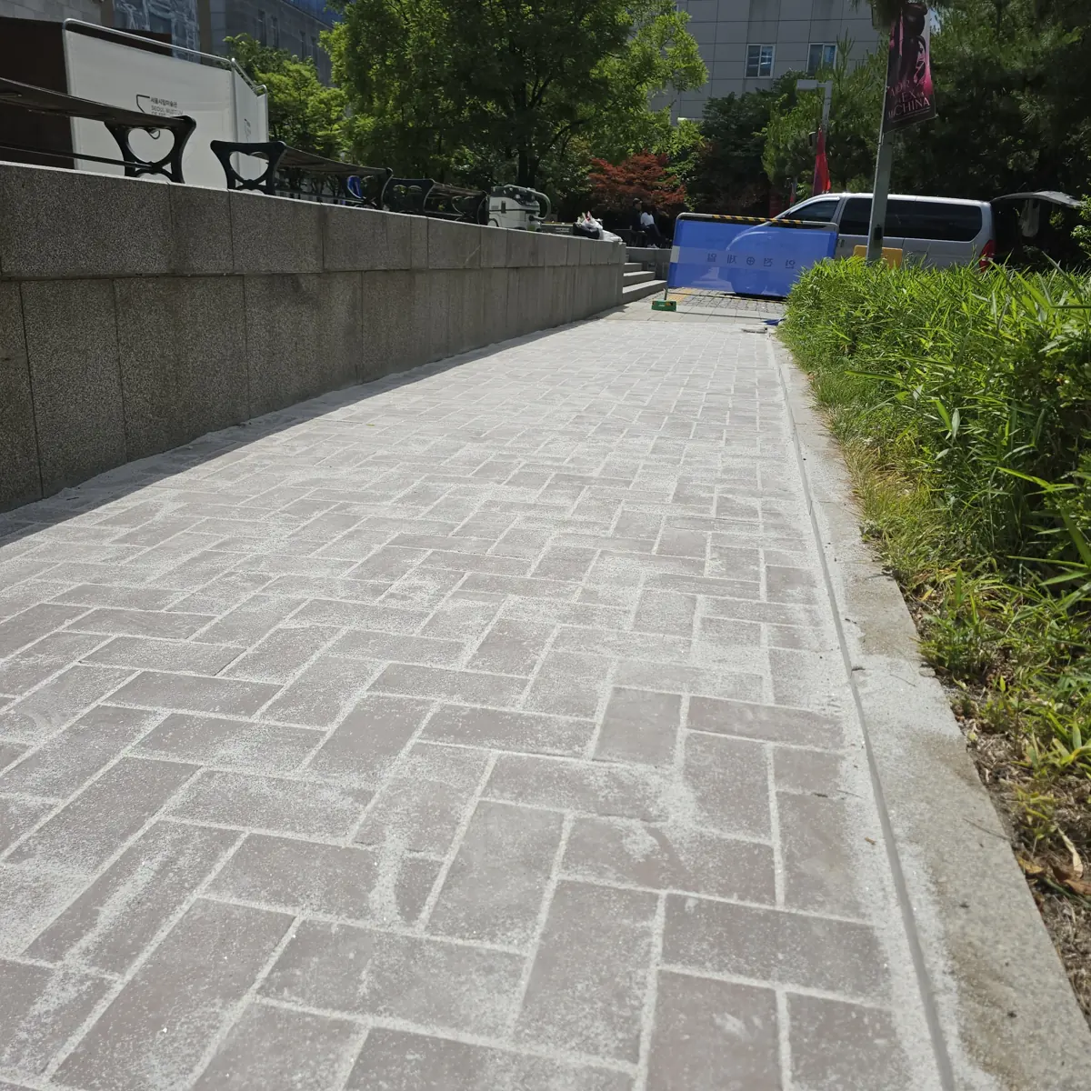 보도블럭시공 교체 후 헤링본 무늬로 정돈된 보도블럭