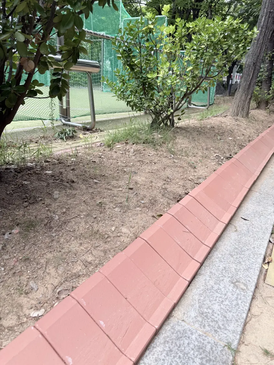 경계석 시공 아파트 화단 가장자리에 설치한 경계석